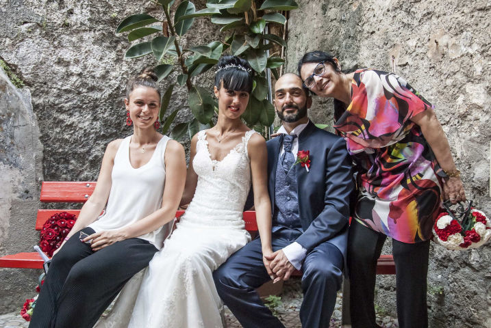 Mrs Wedding e assistente con una coppia di sposi