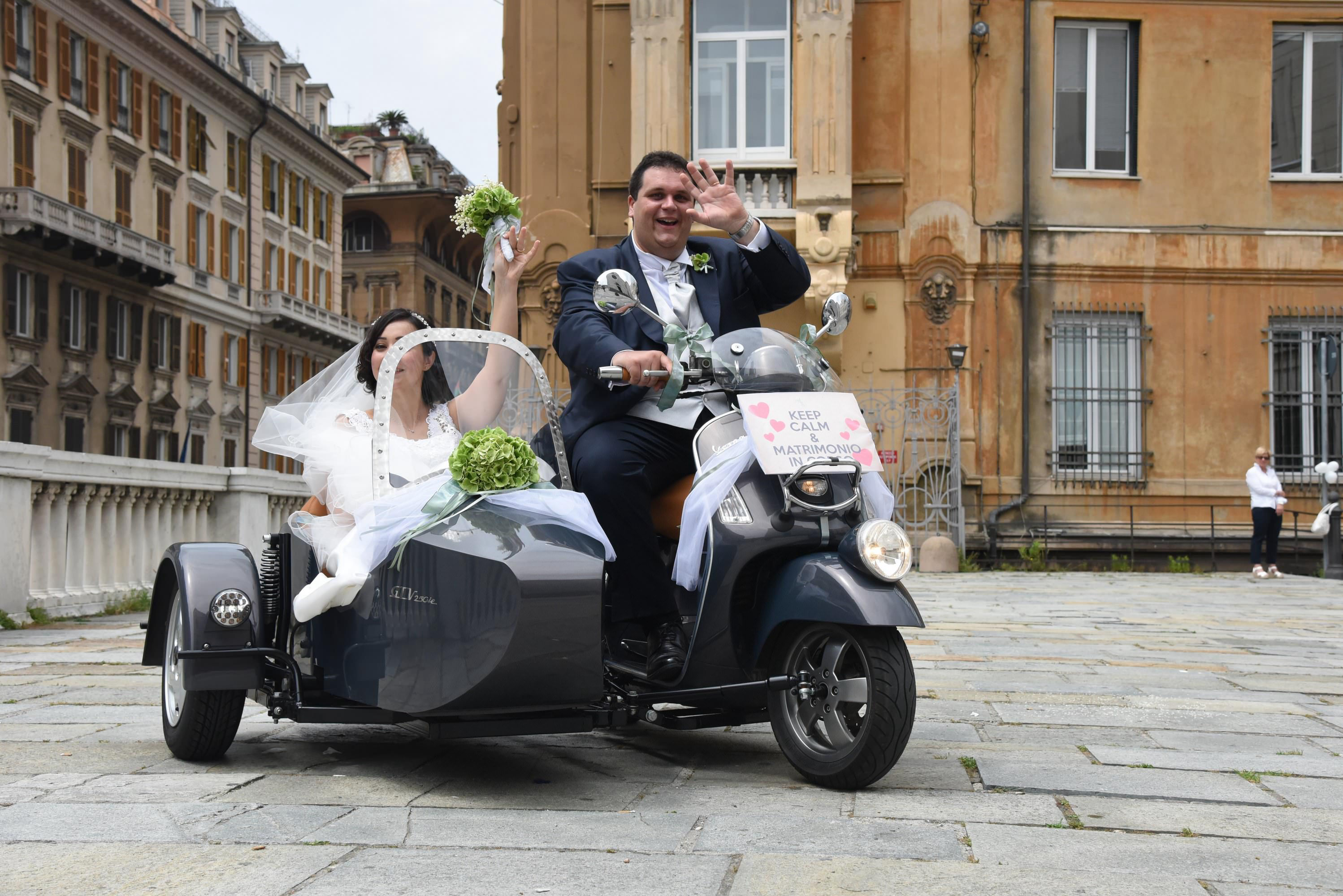 partenza sposi con sidecar