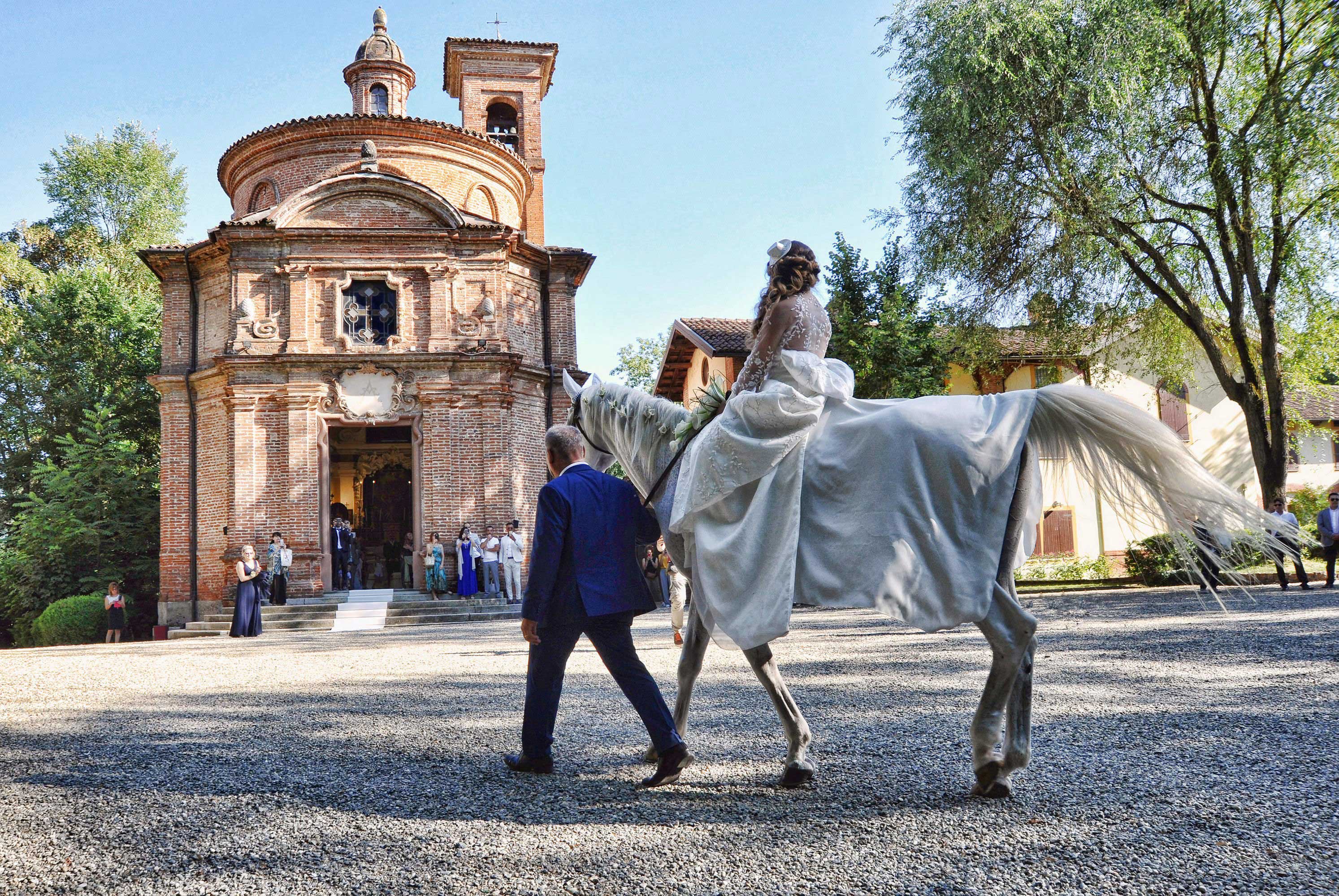 Sposa arriva a cavallo