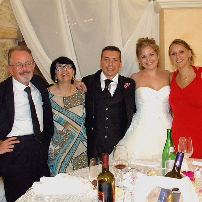 Mrs Wedding con i suoi sposi